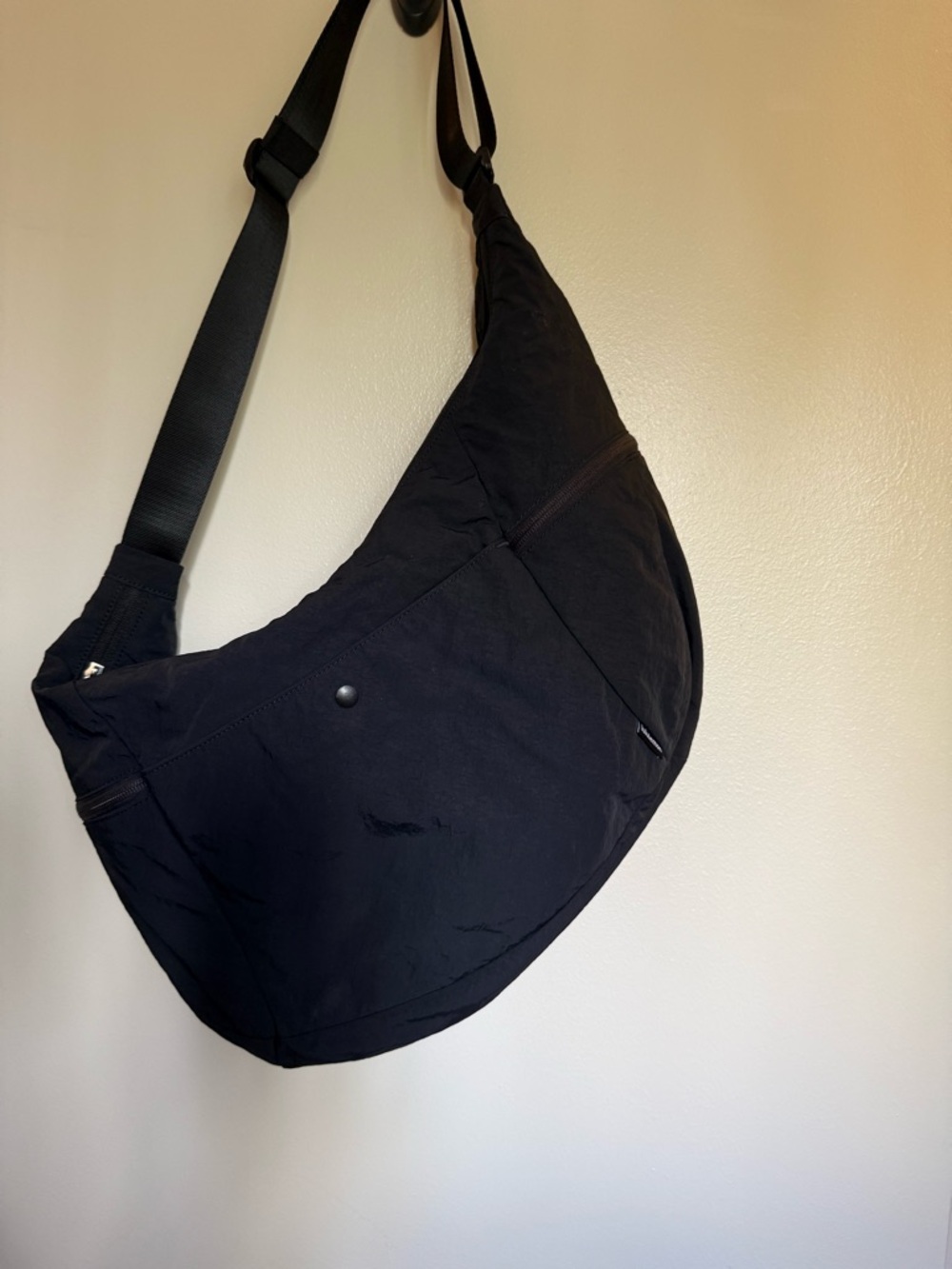 Black Crossbody slouchy Bag 13L - Picture 3 of 4